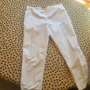 Ellen Tracy White Capris - Size 6 (Fits like a Sixlze 8)